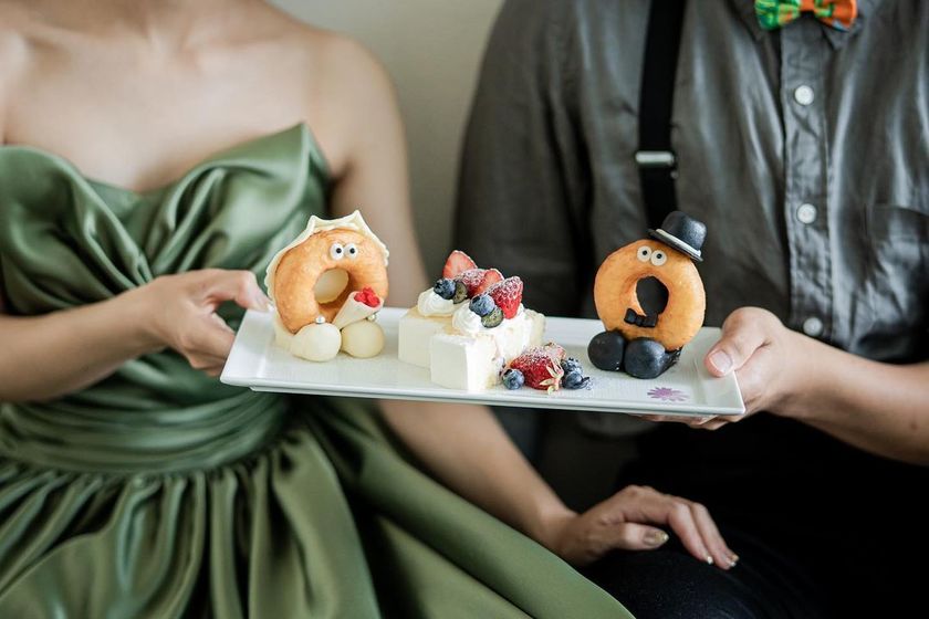 Did you know about the wedding cake donut couple cake topper 🍩 called "Donut Couple"?にて紹介している画像