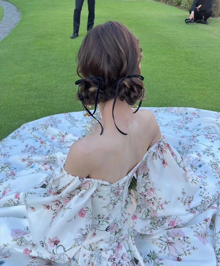 입어볼 수 없을 만큼 인기 있는 드레스! 모니크 루이리의 꽃무늬 드레스가 귀여워요🌷🕊️にて紹介している画像