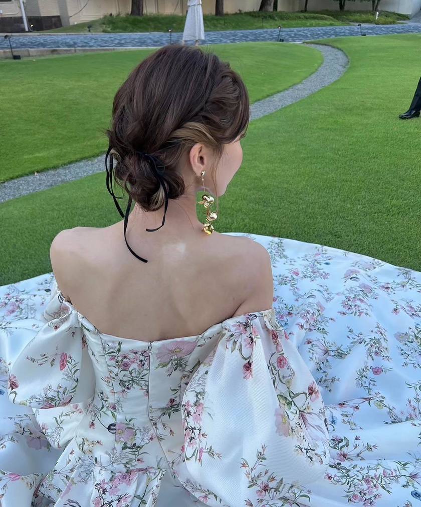 입어볼 수 없을 만큼 인기 있는 드레스! 모니크 루이리의 꽃무늬 드레스가 귀여워요🌷🕊️にて紹介している画像