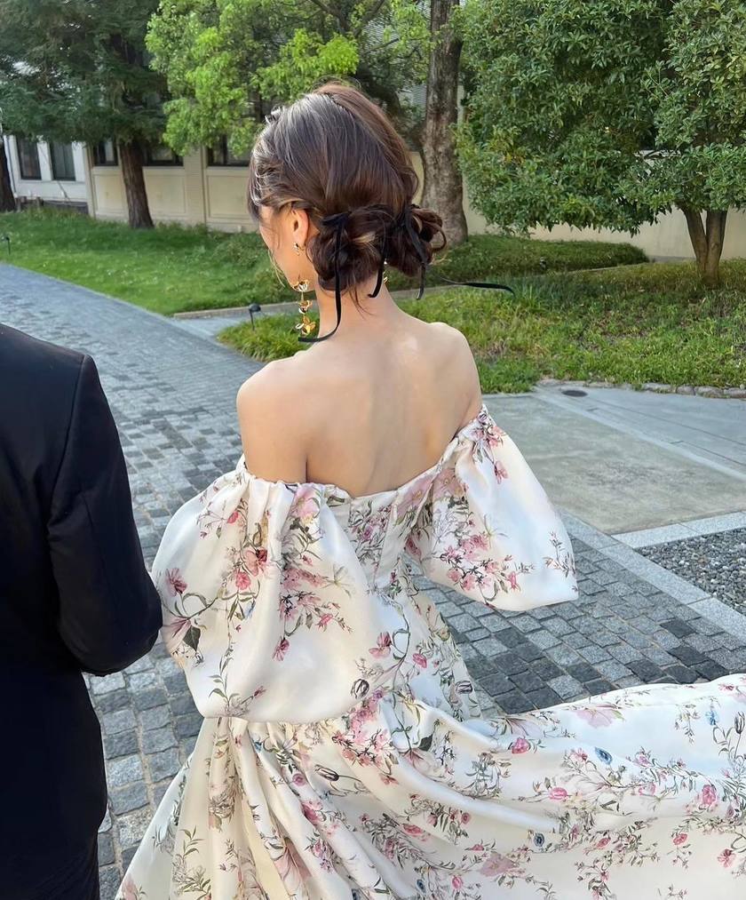 입어볼 수 없을 만큼 인기 있는 드레스! 모니크 루이리의 꽃무늬 드레스가 귀여워요🌷🕊️にて紹介している画像