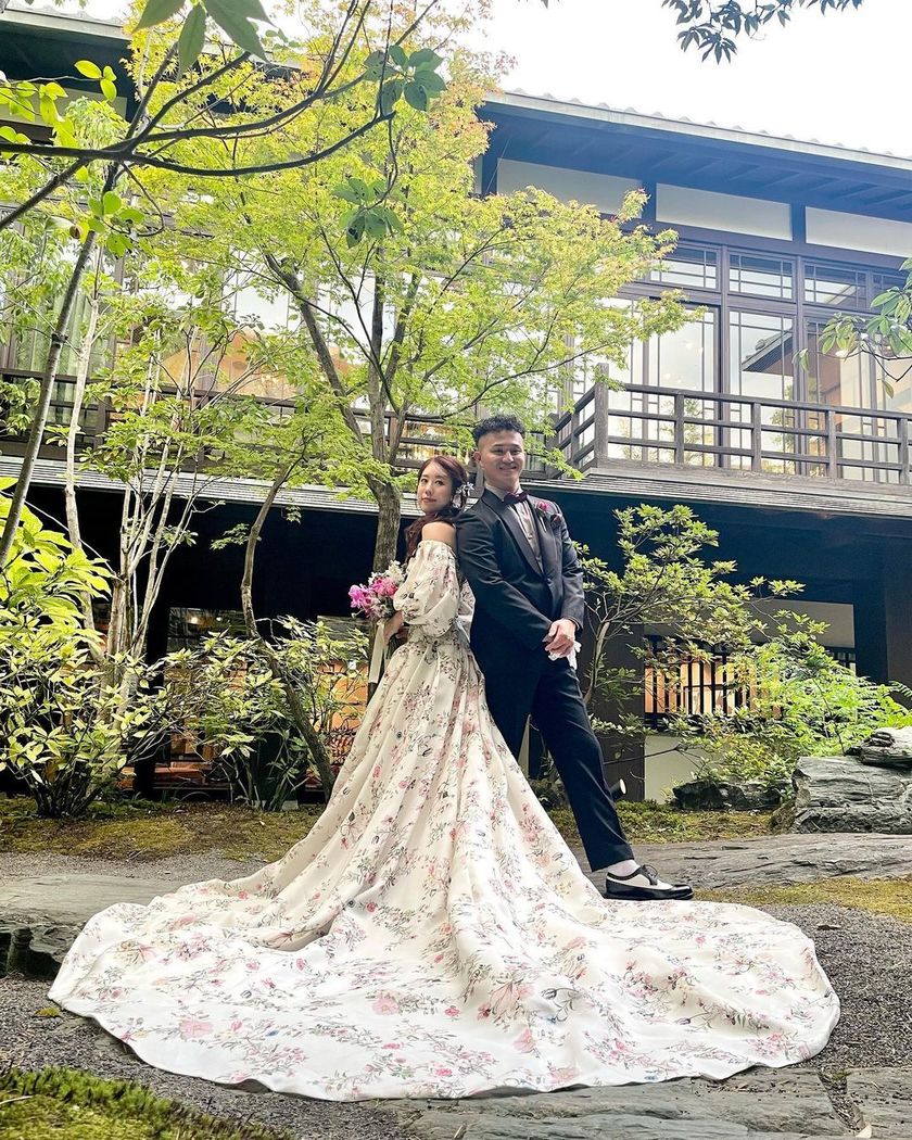 입어볼 수 없을 만큼 인기 있는 드레스! 모니크 루이리의 꽃무늬 드레스가 귀여워요🌷🕊️にて紹介している画像