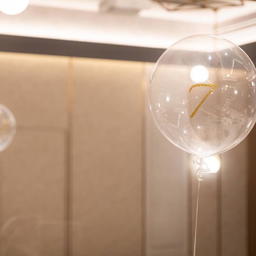 可愛いアイデア♡テーブルナンバーをぷかぷか浮かぶ【ヘリウムのバルーン】にするのが素敵!にて紹介している画像