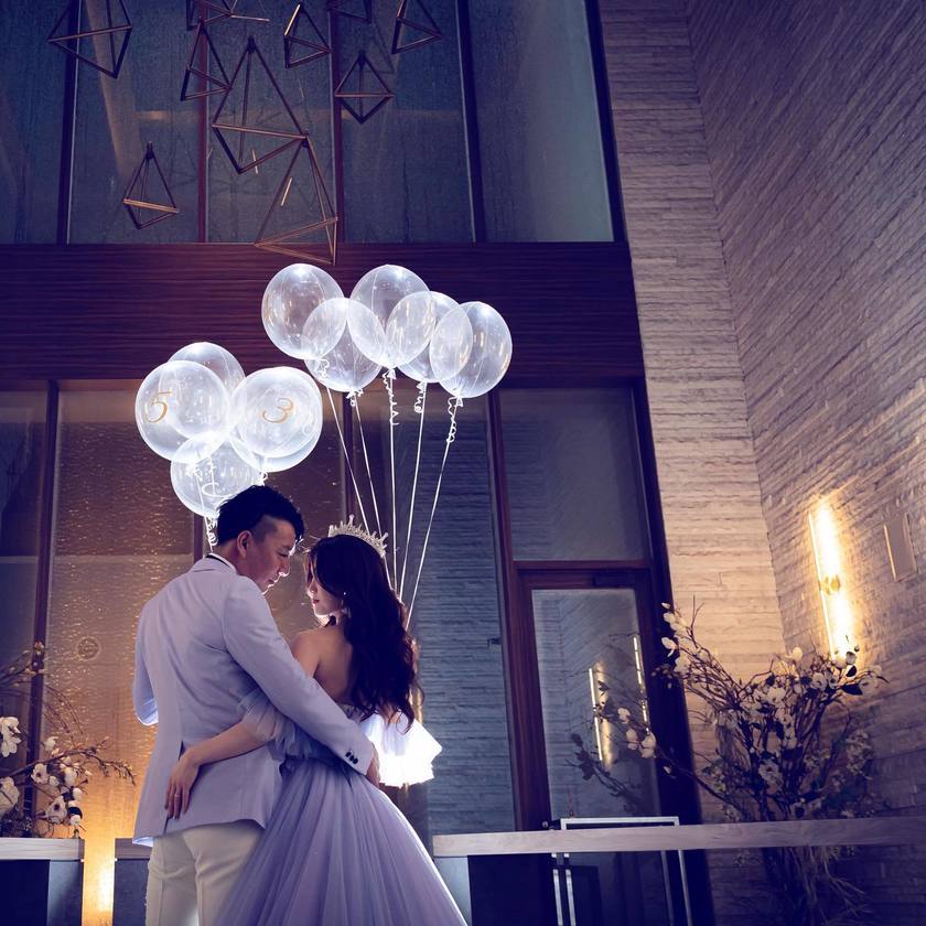 可愛いアイデア♡テーブルナンバーをぷかぷか浮かぶ【ヘリウムのバルーン】にするのが素敵!にて紹介している画像