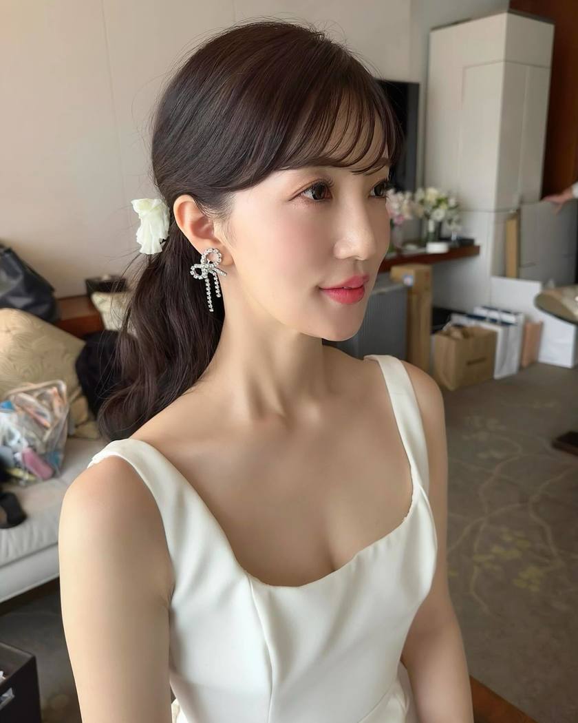 唯一無二のヘアアクセサリー🌼生花の髪飾りが可愛いブライダルヘア【10スタイル】にて紹介している画像