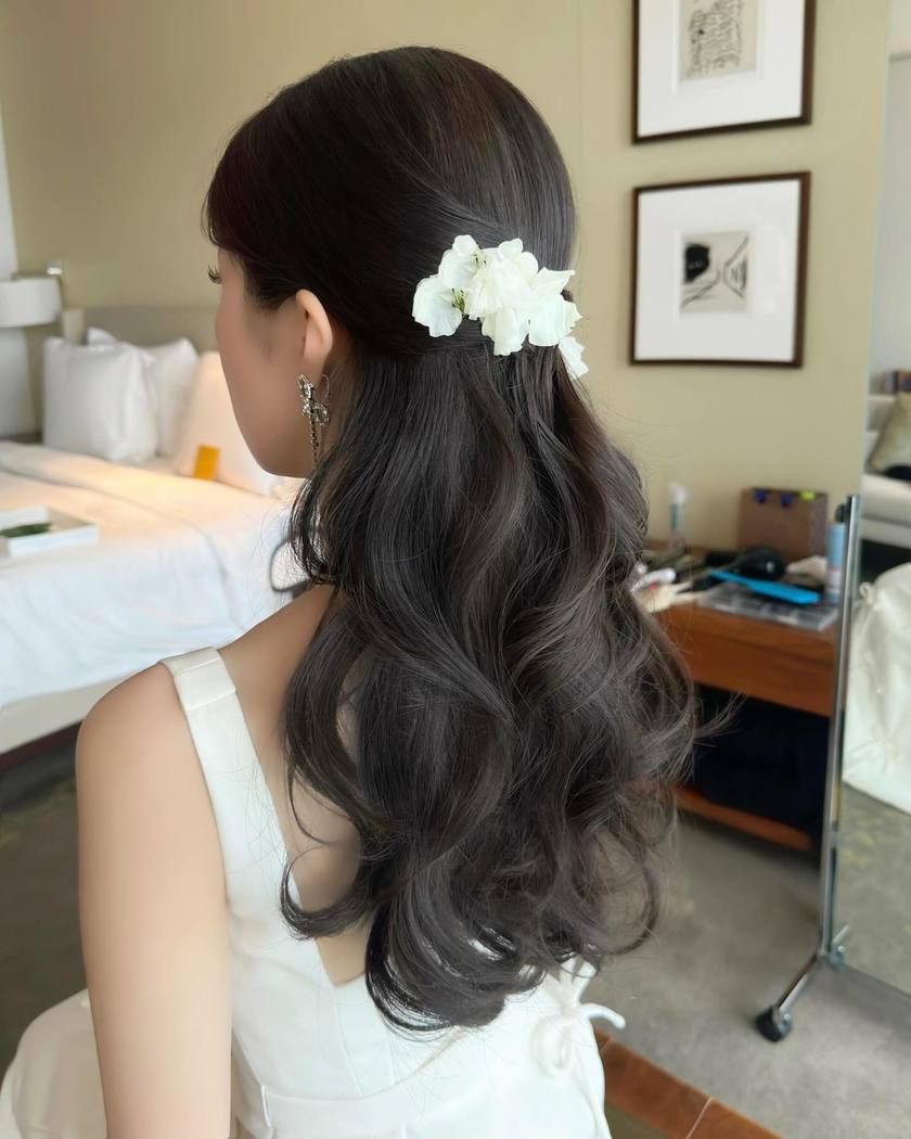 唯一無二のヘアアクセサリー🌼生花の髪飾りが可愛いブライダルヘア【10スタイル】にて紹介している画像