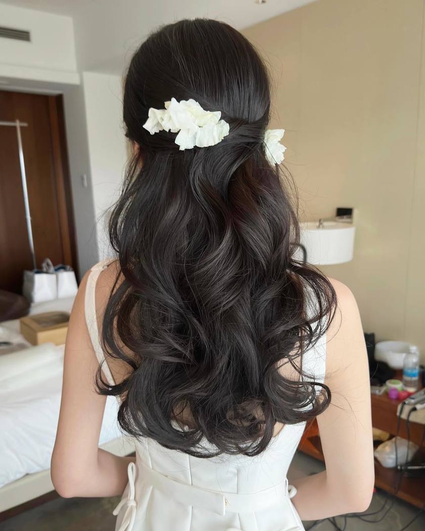 唯一無二のヘアアクセサリー🌼生花の髪飾りが可愛いブライダルヘア【10スタイル】にて紹介している画像