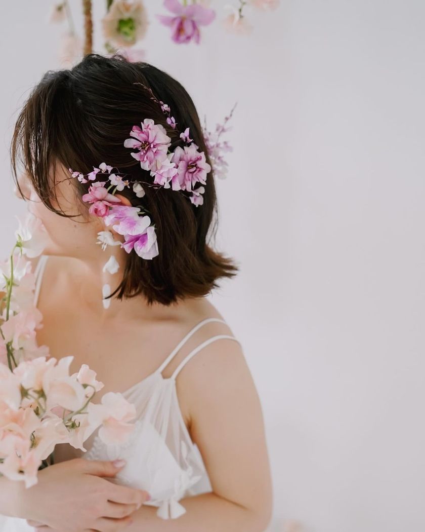 唯一無二のヘアアクセサリー🌼生花の髪飾りが可愛いブライダルヘア【10スタイル】にて紹介している画像