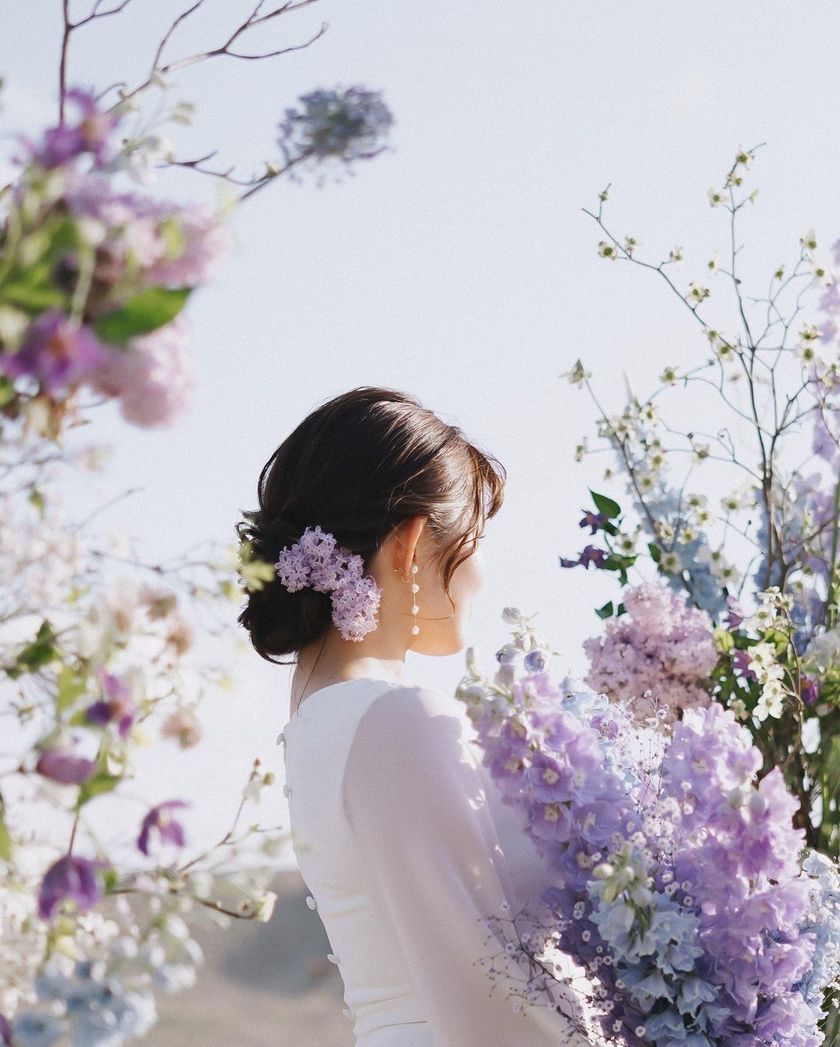 唯一無二のヘアアクセサリー🌼生花の髪飾りが可愛いブライダルヘア【10スタイル】にて紹介している画像