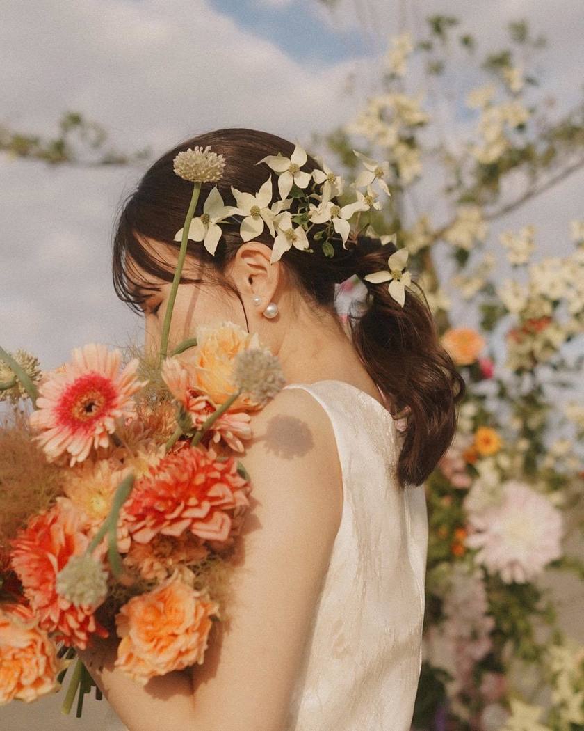 唯一無二のヘアアクセサリー🌼生花の髪飾りが可愛いブライダルヘア【10スタイル】にて紹介している画像