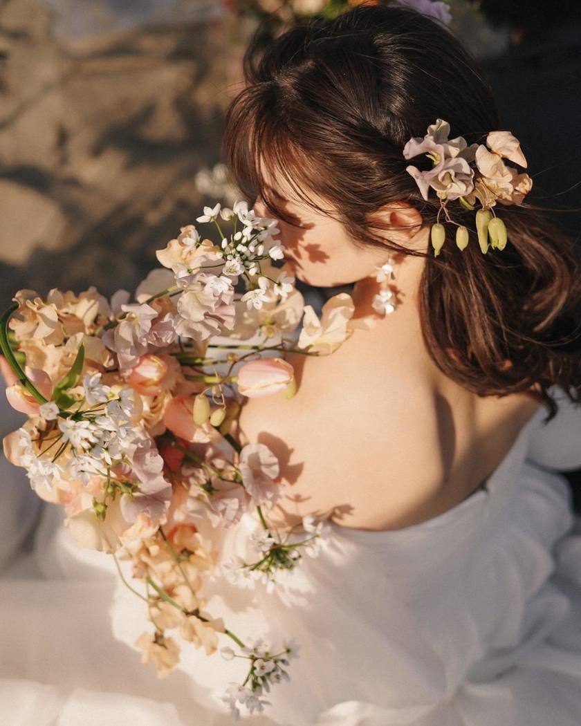 唯一無二のヘアアクセサリー🌼生花の髪飾りが可愛いブライダルヘア【10スタイル】にて紹介している画像