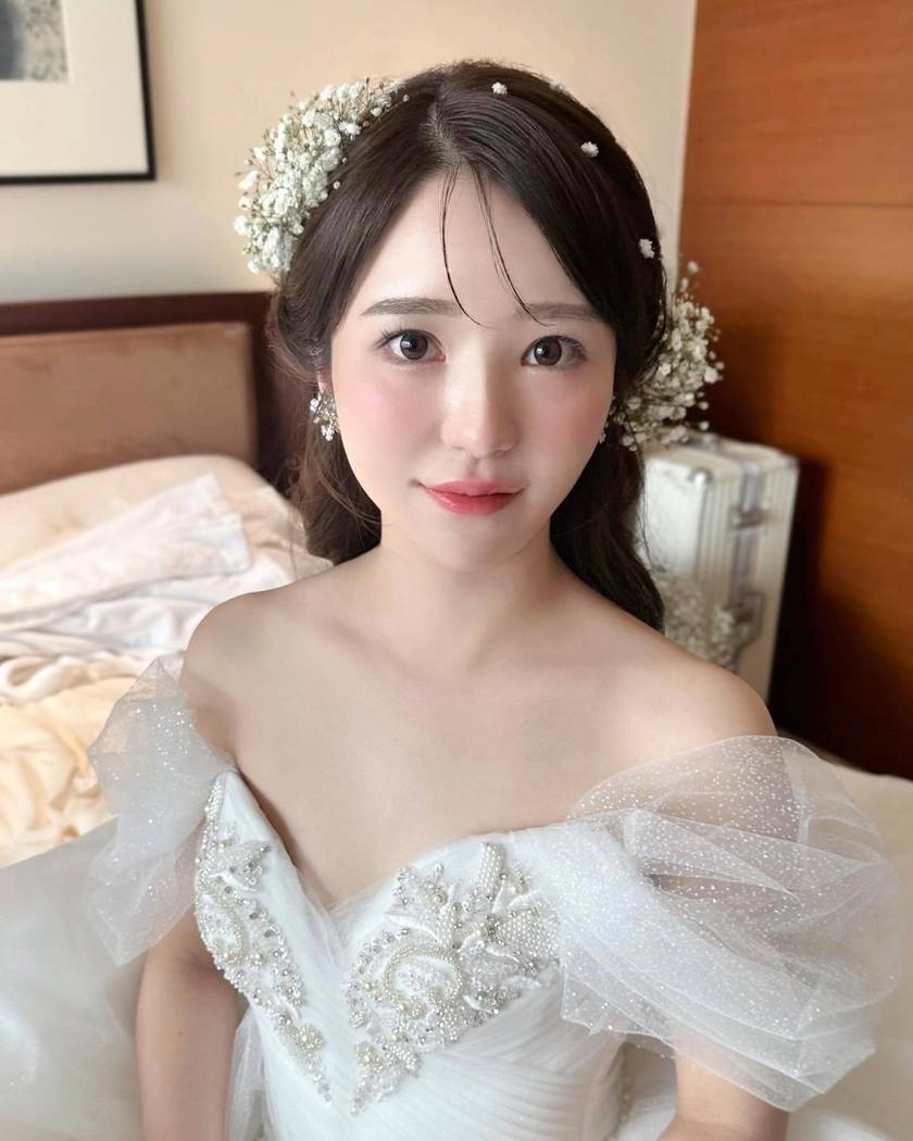 唯一無二のヘアアクセサリー🌼生花の髪飾りが可愛いブライダルヘア【10スタイル】にて紹介している画像