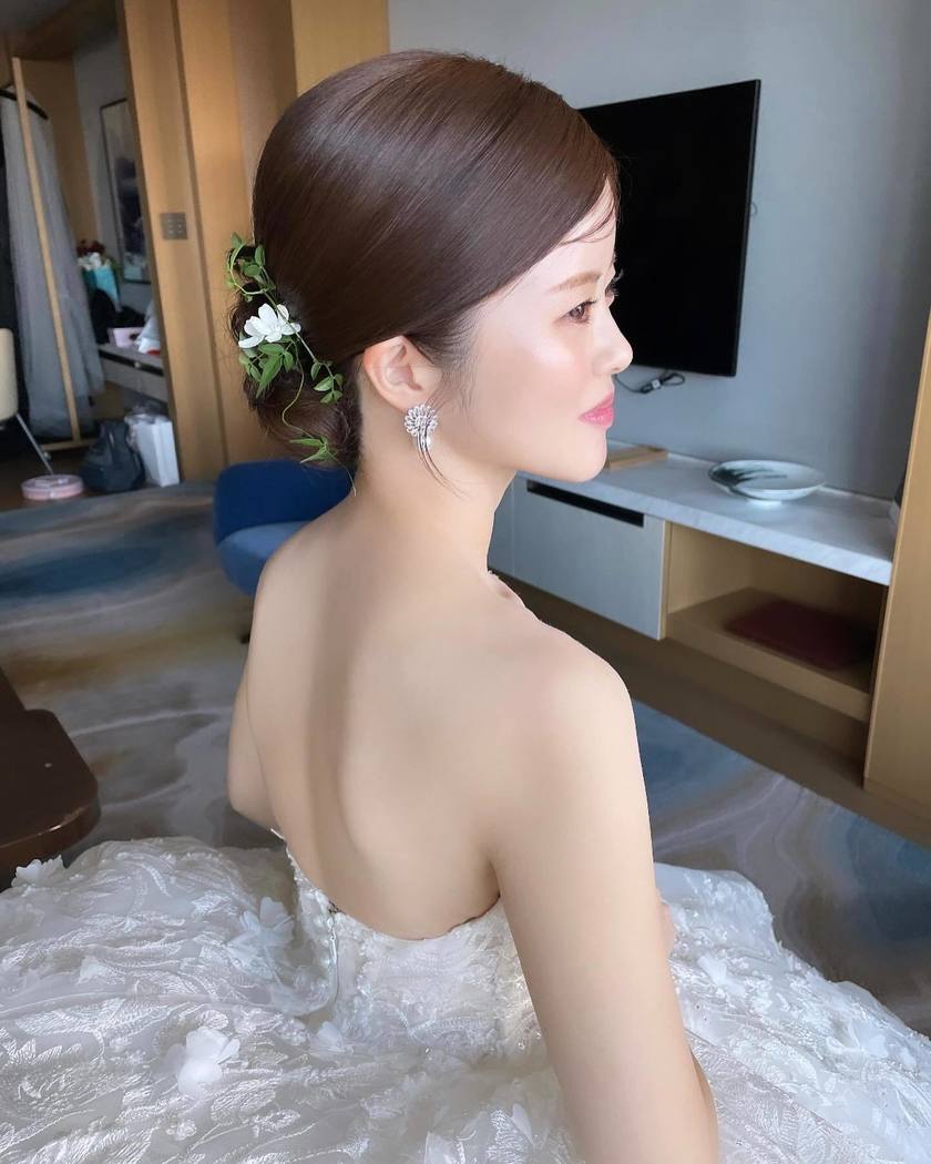 唯一無二のヘアアクセサリー🌼生花の髪飾りが可愛いブライダルヘア【10スタイル】にて紹介している画像