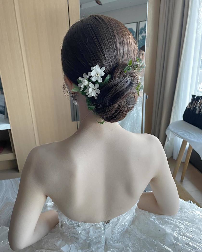 唯一無二のヘアアクセサリー🌼生花の髪飾りが可愛いブライダルヘア【10スタイル】にて紹介している画像