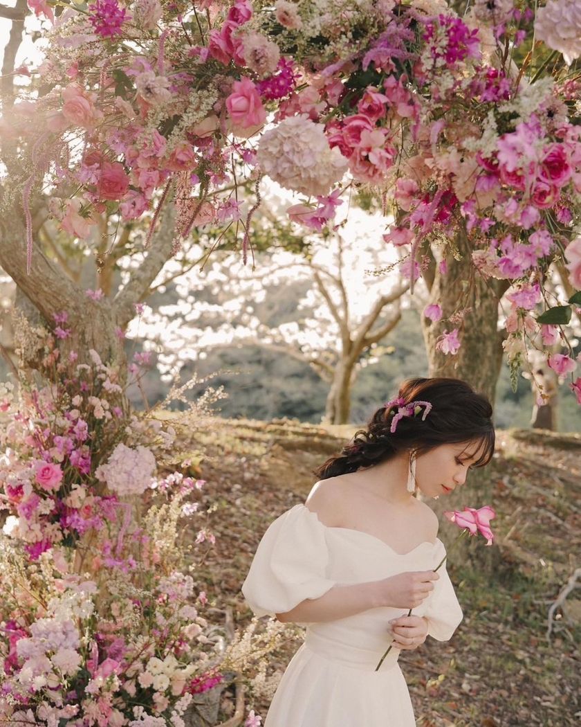 唯一無二のヘアアクセサリー🌼生花の髪飾りが可愛いブライダルヘア【10スタイル】にて紹介している画像