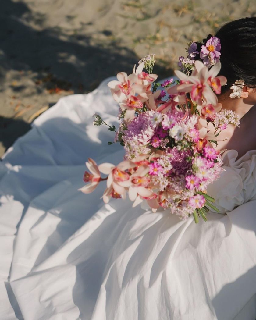 唯一無二のヘアアクセサリー🌼生花の髪飾りが可愛いブライダルヘア【10スタイル】にて紹介している画像