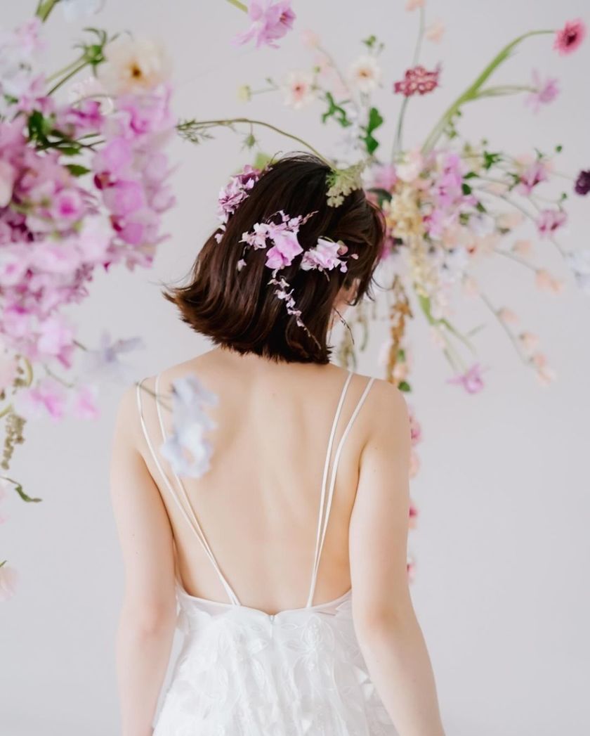 唯一無二のヘアアクセサリー🌼生花の髪飾りが可愛いブライダルヘア【10スタイル】にて紹介している画像