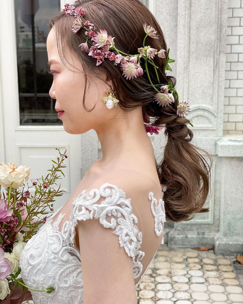 唯一無二のヘアアクセサリー🌼生花の髪飾りが可愛いブライダルヘア【10スタイル】にて紹介している画像