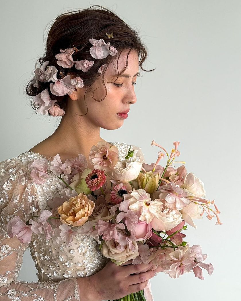 唯一無二のヘアアクセサリー🌼生花の髪飾りが可愛いブライダルヘア【10スタイル】にて紹介している画像