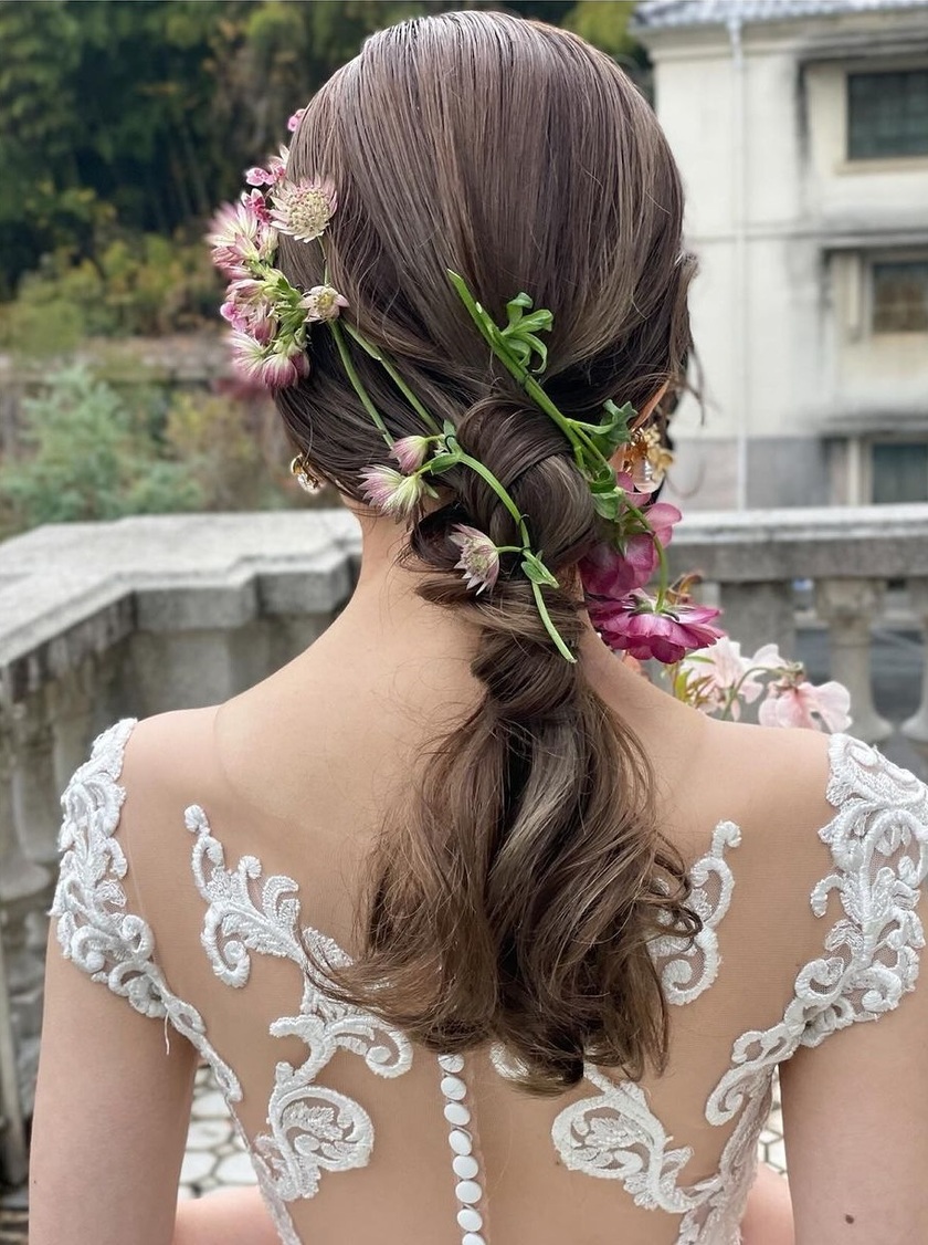 唯一無二のヘアアクセサリー🌼生花の髪飾りが可愛いブライダルヘア【10スタイル】にて紹介している画像