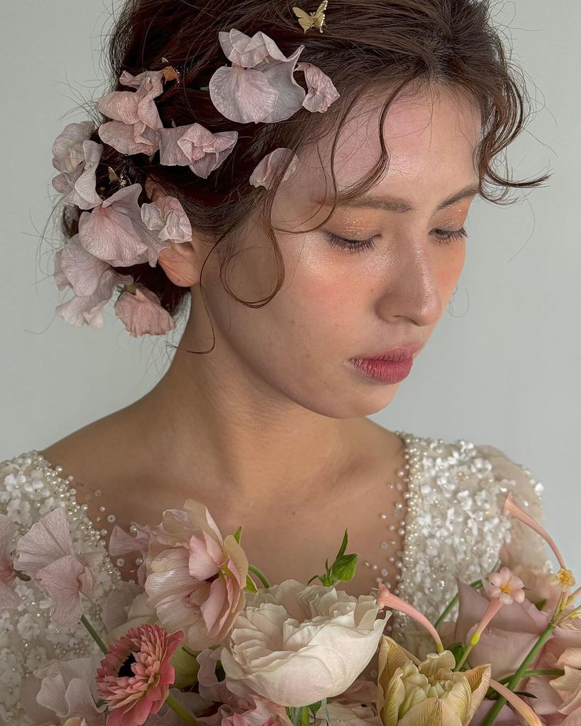 唯一無二のヘアアクセサリー🌼生花の髪飾りが可愛いブライダルヘア【10スタイル】にて紹介している画像