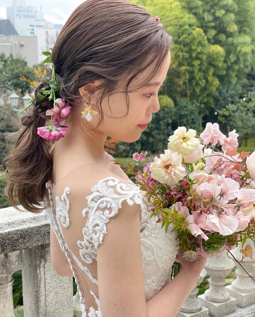 唯一無二のヘアアクセサリー🌼生花の髪飾りが可愛いブライダルヘア【10スタイル】にて紹介している画像