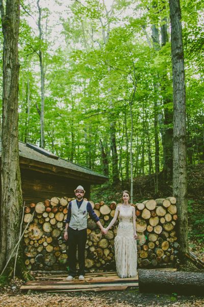 Perfect for Trendy Rustic Weddings: Adorable Natural Bouquet Designs with Herbs and Wildflowers ♡にて紹介している画像
