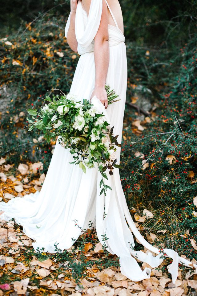Perfect for Trendy Rustic Weddings: Adorable Natural Bouquet Designs with Herbs and Wildflowers ♡にて紹介している画像