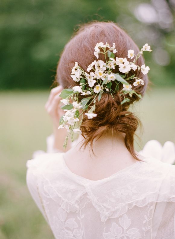 Perfect for Trendy Rustic Weddings: Adorable Natural Bouquet Designs with Herbs and Wildflowers ♡にて紹介している画像