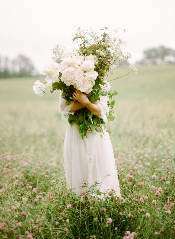 Perfect for Trendy Rustic Weddings: Adorable Natural Bouquet Designs with Herbs and Wildflowers ♡にて紹介している画像