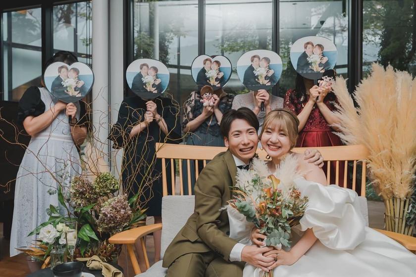 Receiving fan support 🫶 The idea of using "cheering fans" as guest place cards is interesting.にて紹介している画像