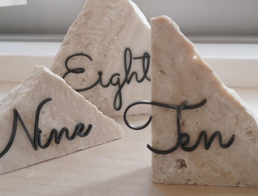 How to Make Stylish Marble Table Numbers in an Unconventional Shape for a Chic Overseas Wedding ♡ Materials and Explanationにて紹介している画像