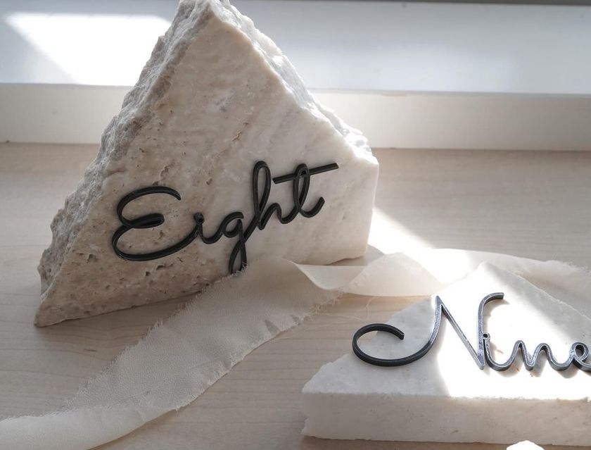 How to Make Stylish Marble Table Numbers in an Unconventional Shape for a Chic Overseas Wedding ♡ Materials and Explanationにて紹介している画像