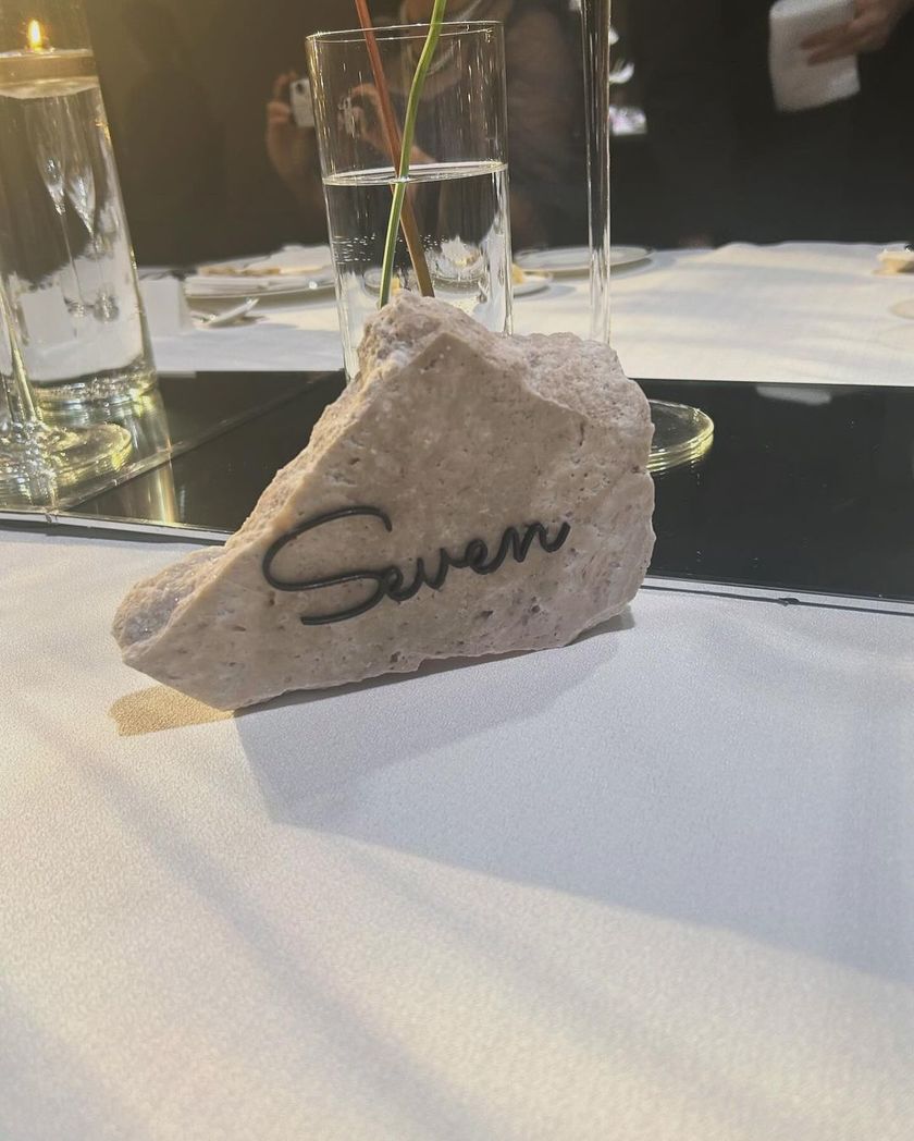 How to Make Stylish Marble Table Numbers in an Unconventional Shape for a Chic Overseas Wedding ♡ Materials and Explanationにて紹介している画像