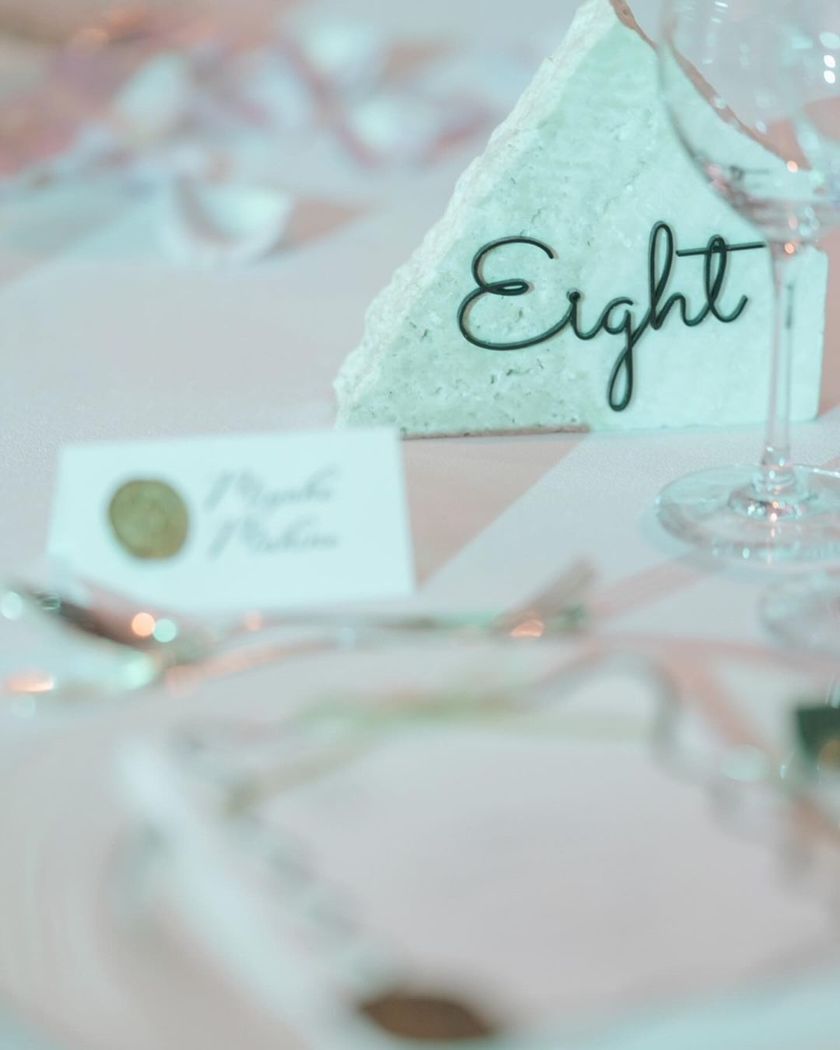 How to Make Stylish Marble Table Numbers in an Unconventional Shape for a Chic Overseas Wedding ♡ Materials and Explanationにて紹介している画像