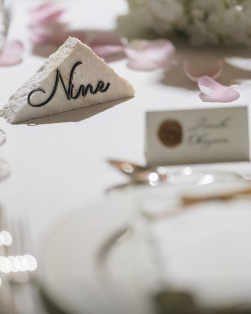 How to Make Stylish Marble Table Numbers in an Unconventional Shape for a Chic Overseas Wedding ♡ Materials and Explanationにて紹介している画像