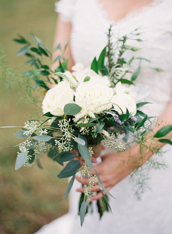 Perfect for Trendy Rustic Weddings: Adorable Natural Bouquet Designs with Herbs and Wildflowers ♡にて紹介している画像