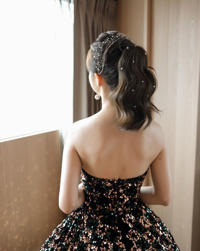 A special feature on cute bridal hairstyles with tiny pearls that are as small as bubbles 🫧🤍にて紹介している画像