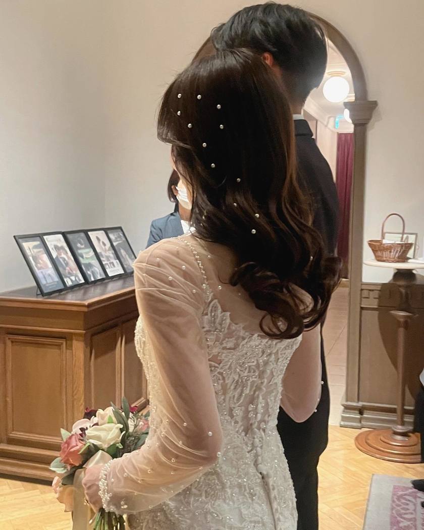 A special feature on cute bridal hairstyles with tiny pearls that are as small as bubbles 🫧🤍にて紹介している画像