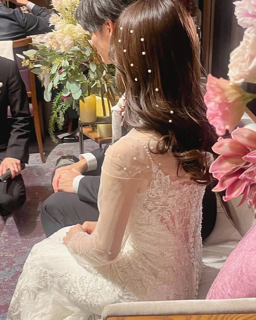 A special feature on cute bridal hairstyles with tiny pearls that are as small as bubbles 🫧🤍にて紹介している画像