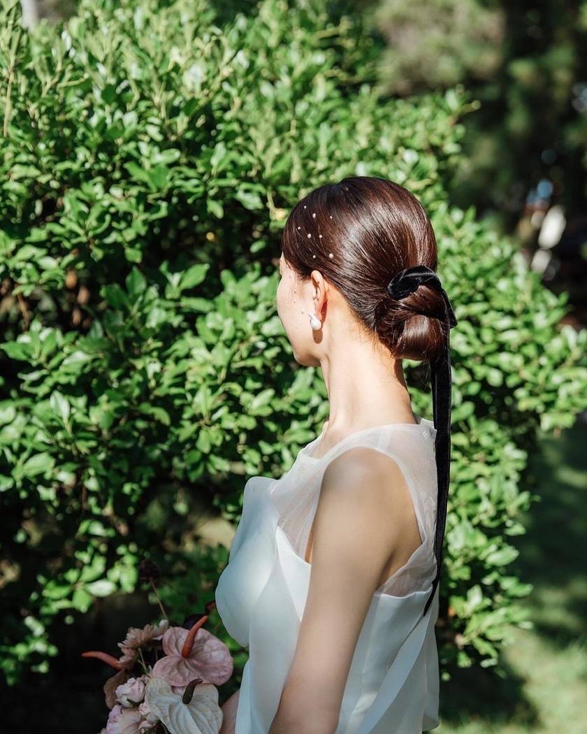 A special feature on cute bridal hairstyles with tiny pearls that are as small as bubbles 🫧🤍にて紹介している画像