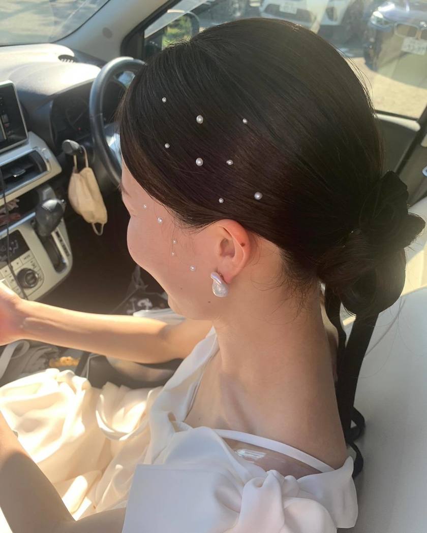 A special feature on cute bridal hairstyles with tiny pearls that are as small as bubbles 🫧🤍にて紹介している画像
