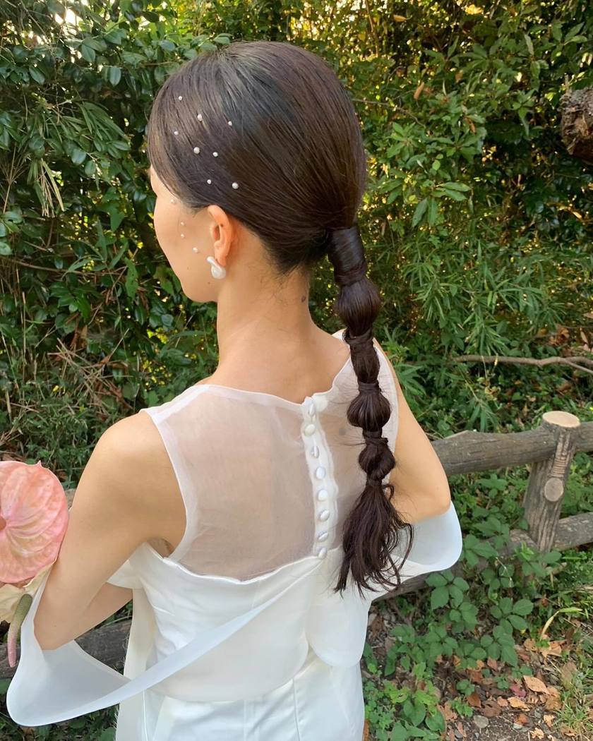A special feature on cute bridal hairstyles with tiny pearls that are as small as bubbles 🫧🤍にて紹介している画像