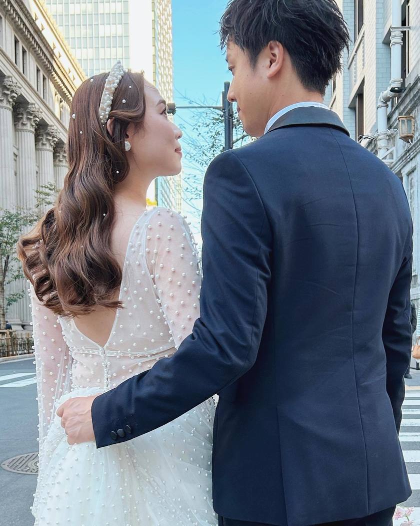 A special feature on cute bridal hairstyles with tiny pearls that are as small as bubbles 🫧🤍にて紹介している画像