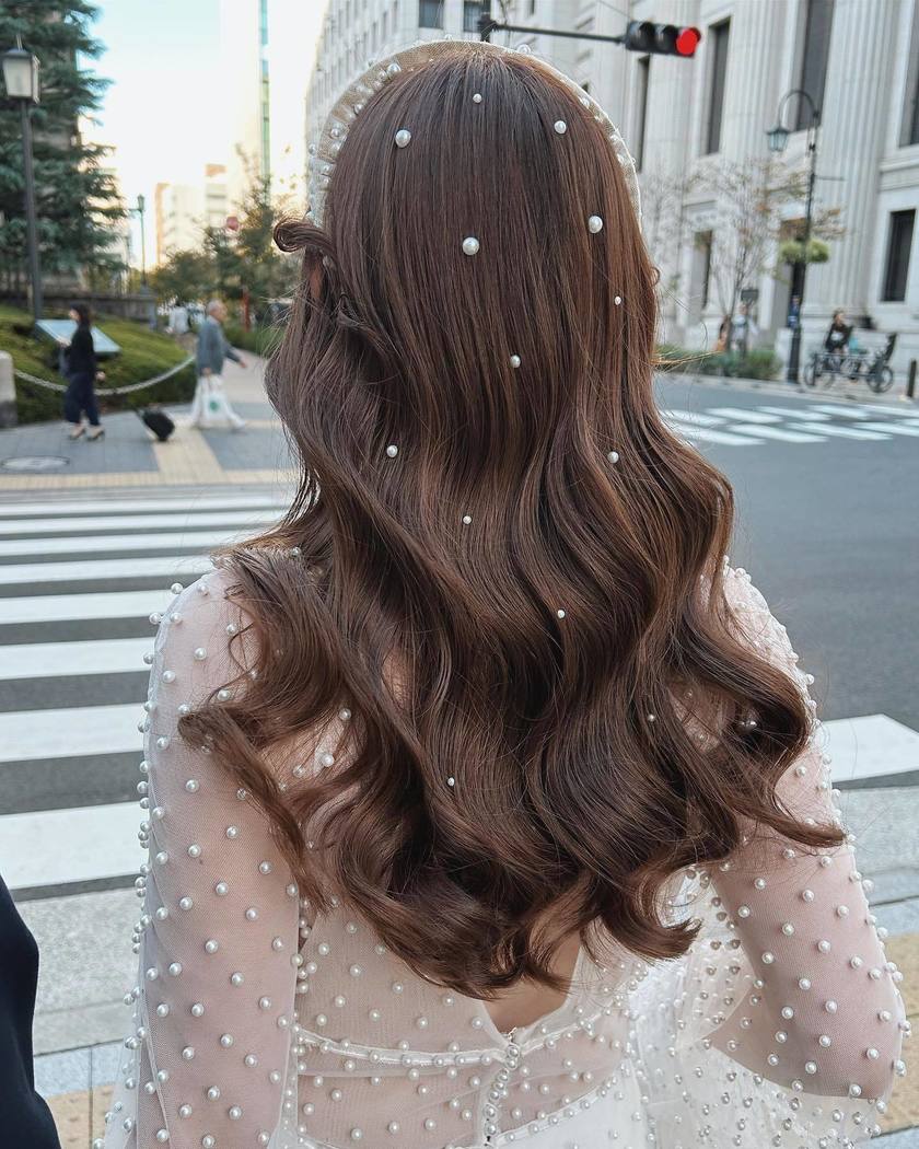 A special feature on cute bridal hairstyles with tiny pearls that are as small as bubbles 🫧🤍にて紹介している画像