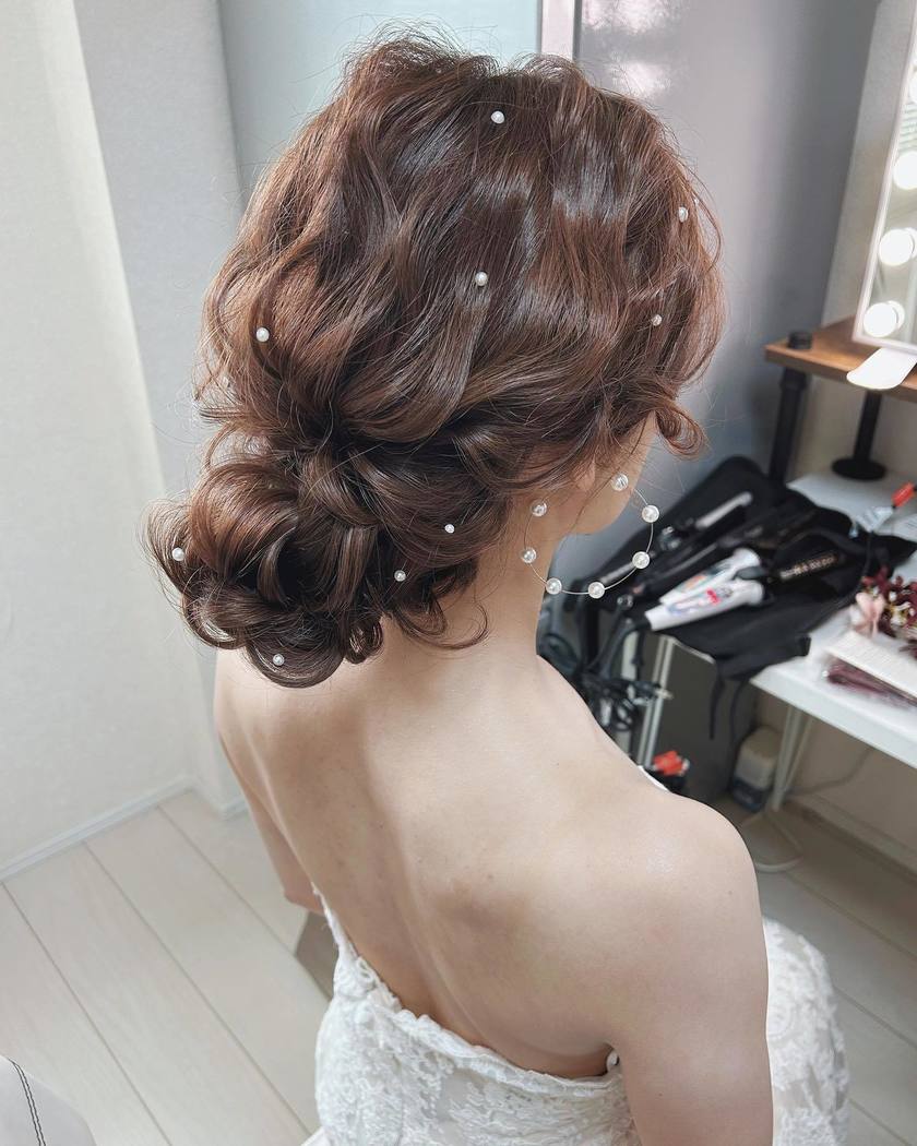 A special feature on cute bridal hairstyles with tiny pearls that are as small as bubbles 🫧🤍にて紹介している画像