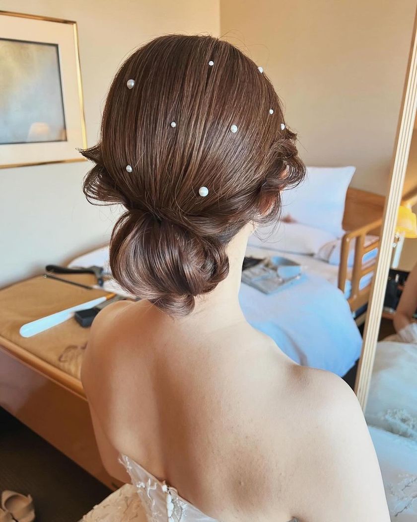 A special feature on cute bridal hairstyles with tiny pearls that are as small as bubbles 🫧🤍にて紹介している画像