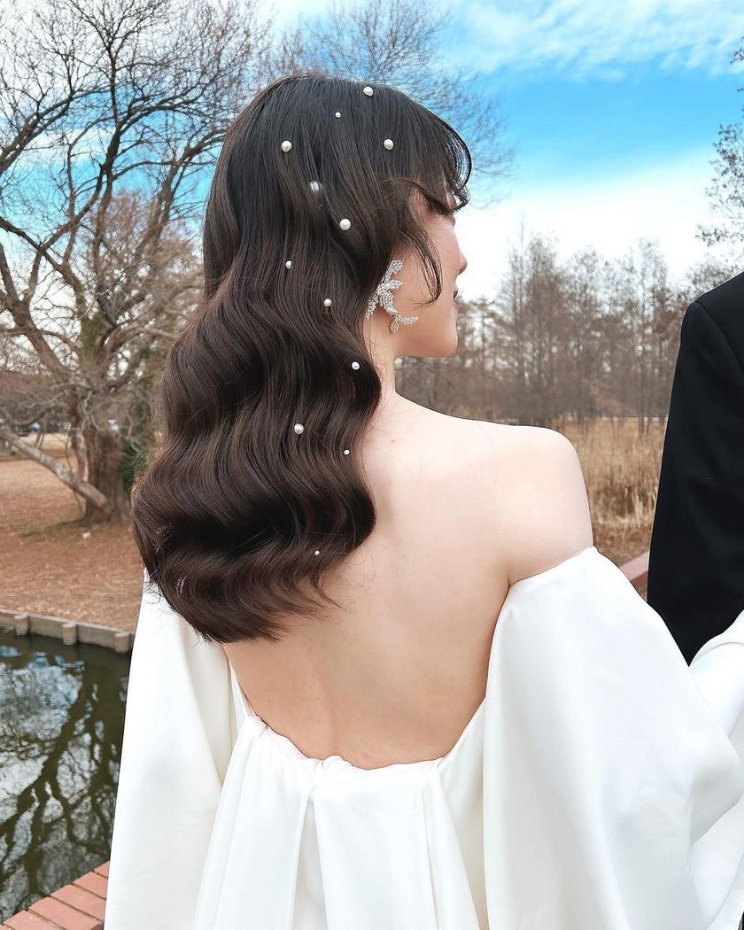 A special feature on cute bridal hairstyles with tiny pearls that are as small as bubbles 🫧🤍にて紹介している画像