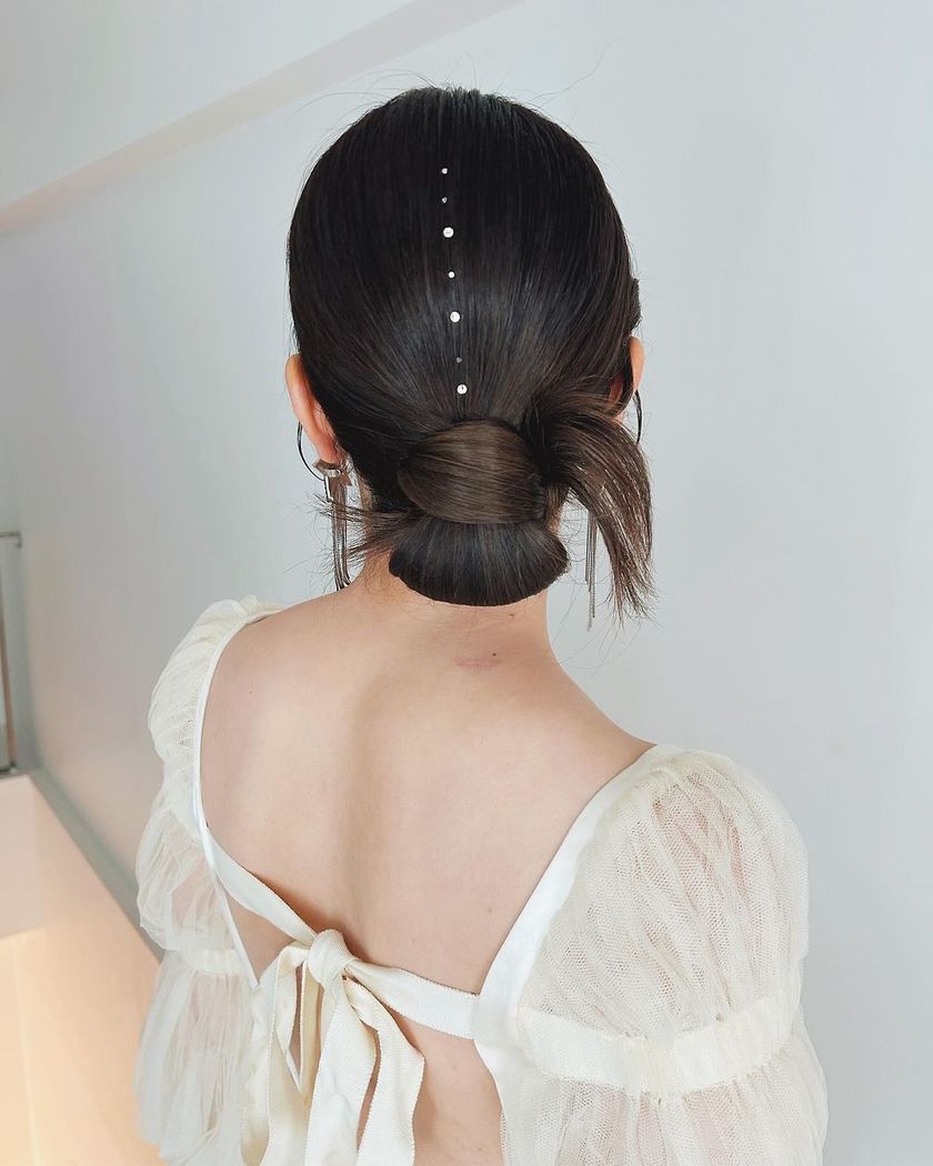 A special feature on cute bridal hairstyles with tiny pearls that are as small as bubbles 🫧🤍にて紹介している画像