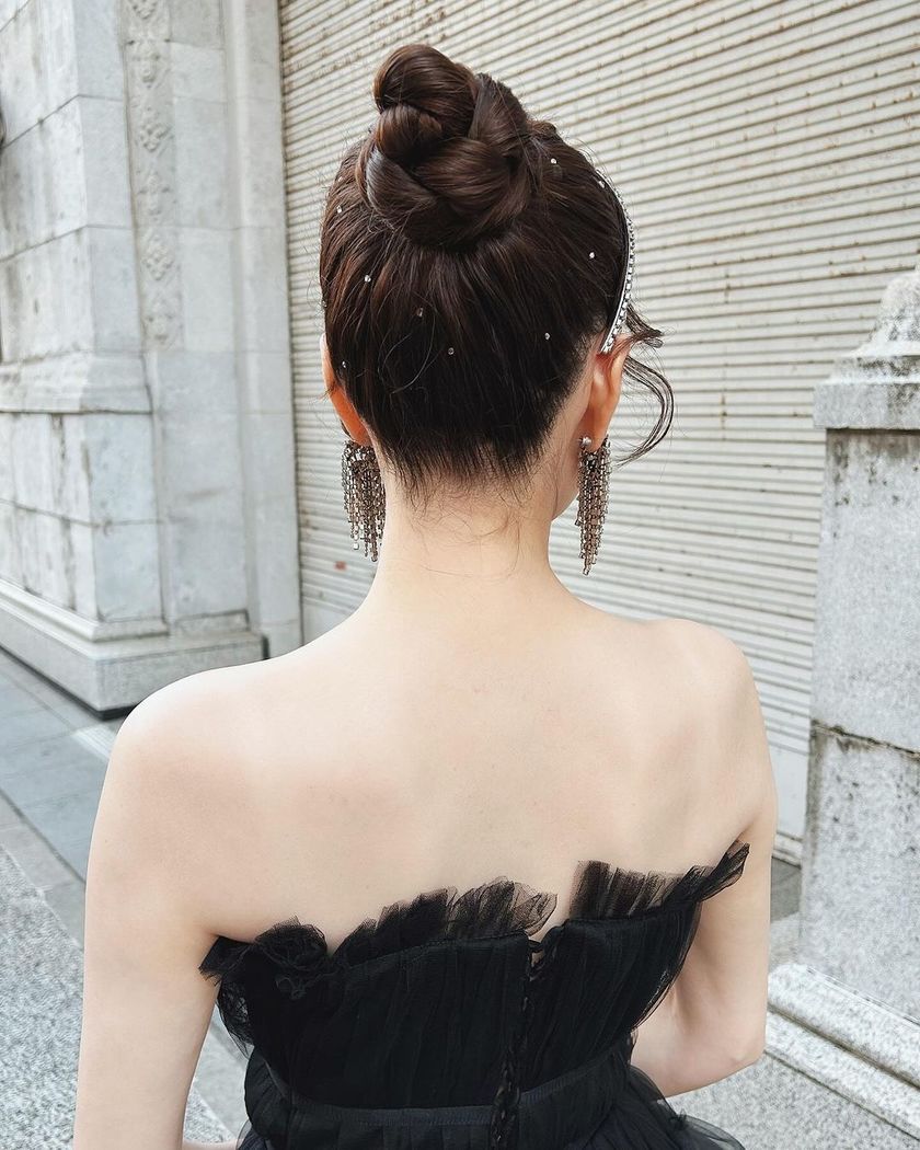 A special feature on cute bridal hairstyles with tiny pearls that are as small as bubbles 🫧🤍にて紹介している画像