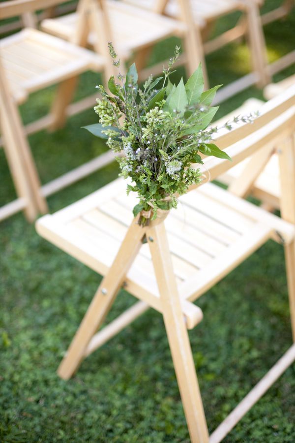Perfect for Trendy Rustic Weddings: Adorable Natural Bouquet Designs with Herbs and Wildflowers ♡にて紹介している画像
